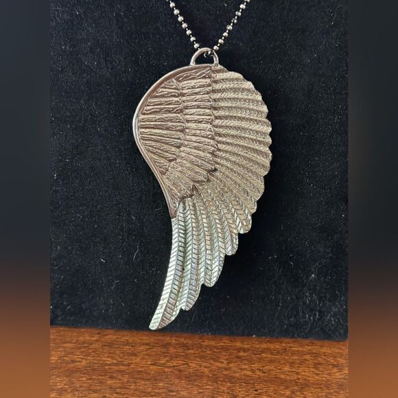 Angle wing necklace - Picture 3 of 6